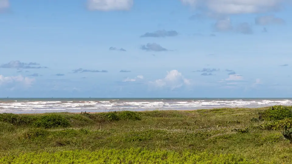 Praia na orla de Aracaju, Sergipe, em dia de céu claro