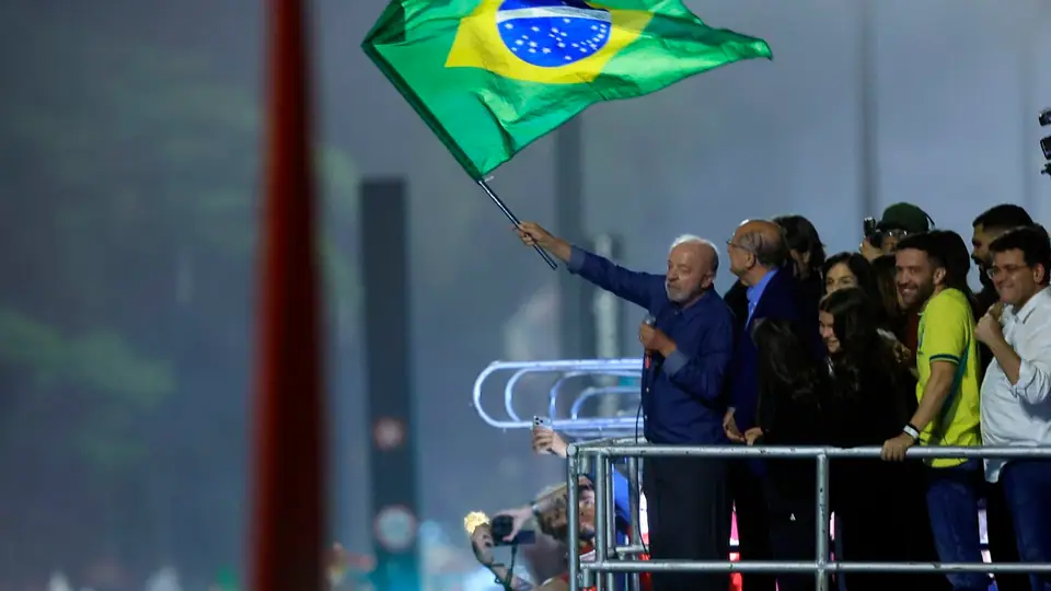 Presidente Lula fala com eleitores após a reeleição na avenida Paulista