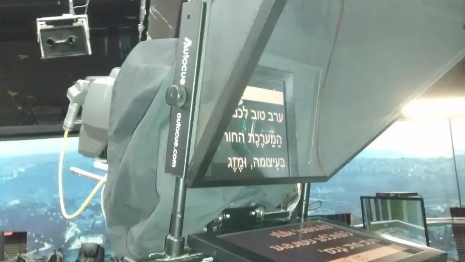 Estúdio de telejornal israelense visto de outro ângulo, com câmeras e bancada