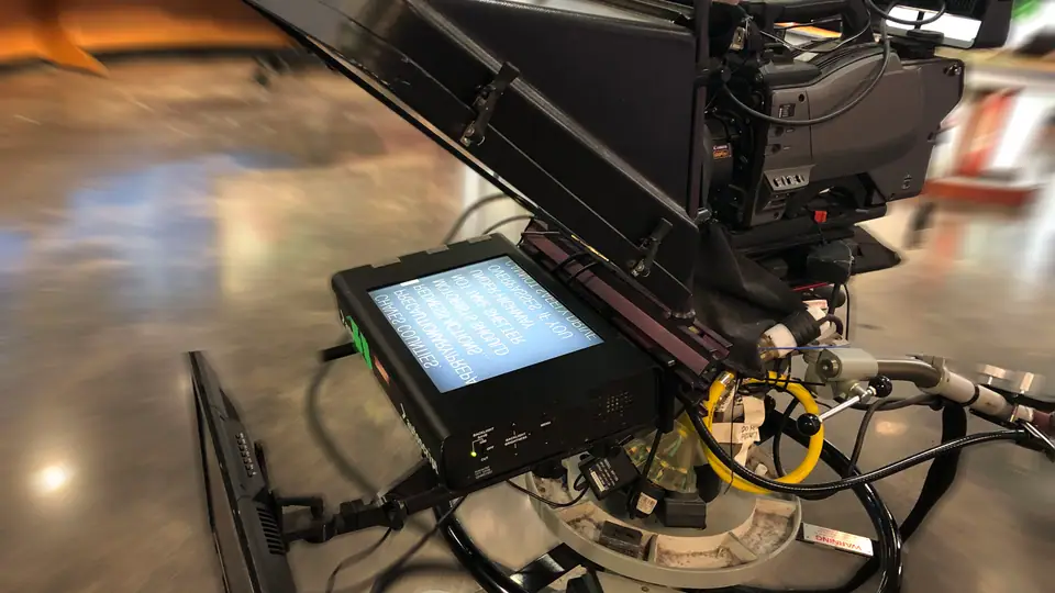 Teleprompter de estúdio de televisão com texto na tela