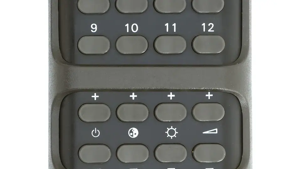 Controle remoto branco de televisão sobre fundo neutro