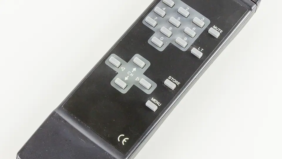Controle remoto preto sem marca sobre fundo branco